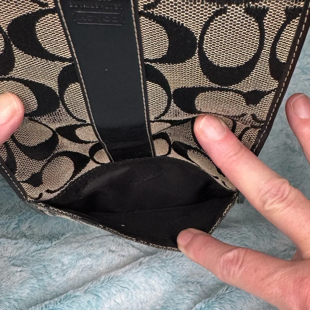 Two (2) Vintage Coach signature Wallets, black & grey and brown & tan 1 dust bag - Picture 13 of 15